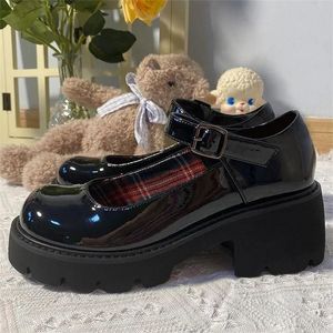 Donna Chunky Platform Zeppe Tacchi medi Gothic Lolita Pelle verniciata Mary Jane Scarpe Décolleté bianchi neri Mocassini con cinturino con fibbia 220614