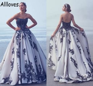 Weiße und schwarze gotische Hochzeit mit Spitzen Applikationen sexy trägerlos eine Linie Strandbrautkleider plus Größe Open Rücken formelle Bräute zweite Empfangskleid CL0542