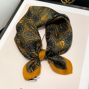 2022 Silke Beach Handduk Populärt brev Vinter Bandanna Mode cm Silk Scarves Nya Tryck Solskyddsmedel Sjalar