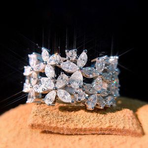 ユニークなジュエリーの結婚指輪925スターリングシルバーラウンドカットCZダイヤモンド宝石の永遠の花婚約バンドリングギフトR017