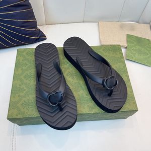 2022 Designer Slides Chevron Thong Sandal Flip Flop Modetofflor Texturmönster Gummibotten Svart Röd Sommar Strand Fritidsskor med låda 351