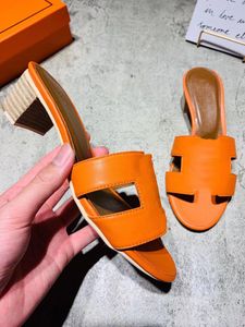 Chinelo de salto grosso clássico estilo luxuoso popular em todo o mundo