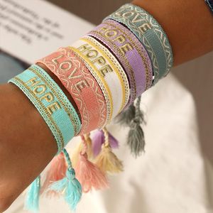 Bohemia Braided Tassel Bracelet Letra de bordado artesanal Bracelets ajustáveis ​​de corda para mulheres joias de manguito largo retro