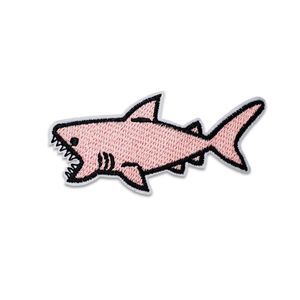 縫製概念ピンクサメ刺繍パッチ漫画動物アイアンオン衣料品カスタムパッチ