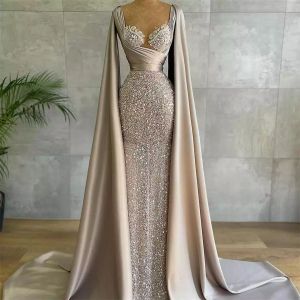 2022 Abiti da sera con paillettes arabi glitterati con mantella increspata in pizzo con scollo a cuore e abiti formali da donna per feste di ballo su misura