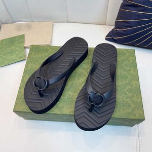 Kvinnor Chevron Thong Sandal Tofflor Vit Svart Röd Chevron Mönster Gummi innersula Flip Flops Plattformade sula Slides Kvinna Mode Platta Sandaler Injektion Platt(=1cm)