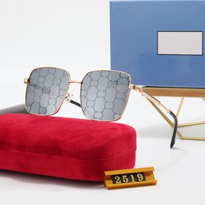 Arten Sonnenbrille großhandel-Neue Luxusdesignerin Sonnenbrille Männer Square Metallgläser Rahmen Mirror Print Design Show Typ Cool Sommer Oval Sonnenbrillen für Frauen Herren Modezubehör mit Box
