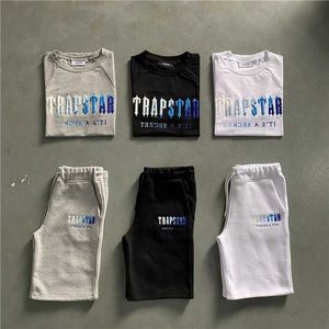 Trapstar T-shirt set för män Bokstavsbroderad träningsoverall kortärmade plyschshorts Rörelseström hög kvalitet grossist topp fotbollsshorts set