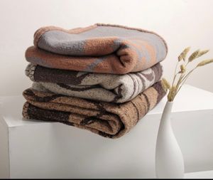 Coperta di cashmere europea da 130-180 cm intrecciata con morbido scialle di lana al 100% divano caldo portatile da viaggio in pile coperte a doppia faccia lavorate a maglia 3 colori invernali calde per la pelle