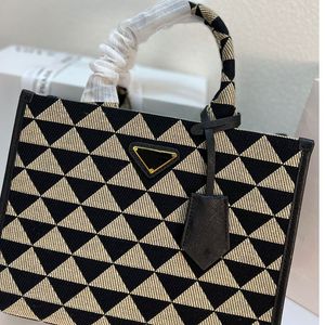 Moda Kumaş Luxurys çanta Üçgen desen çanta Kız moda çanta Tasarımcılar uzun kayış Ile omuz crossbody çanta