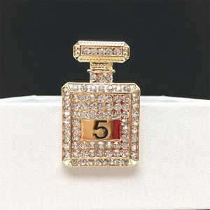B105 Parfymflaskor nummer 5 Juveler LAPEL PINS Brosches Broche Broach Jewelry for Women Pins For Clothes 201009