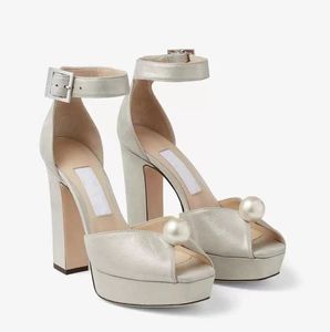 Newst verão de luxo feminino sandálias de sandálias Sapatos de salto alto salto alto salto quadrado patente peep dedo couro lady sandalias eu35-43 com caixa
