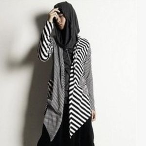 T-shirts Koreanska Personlighet Sticka bomull Långärmad T-shirt Svart Vit Striped Knitwear Cardigan Tees Male Casual Loose Tops