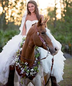 2022 Vintage Tiers Country Wedding Suknizacja linii Puffy ślubne suknie ślubne koronkowe aplikacje Ruffle rękawe sukienki Bride Bride Sukienki