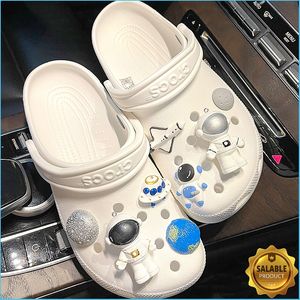 Cool Space Astronaut Scarpa Charms Designer Fai da te Decaration Accessori Clog Buckle JIBS per Croc Hello Kids Ragazzi Ragazze Regalo