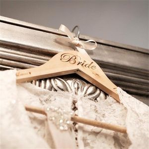 Personalisierte Hochzeits-Kleiderbügel aus Holz – fügen Sie Ihren Namen und Ihr Datum hinzu. Geeignet für Brautjungferngeschenke – individuelle Kleiderbügel für Braut und Braut 210318