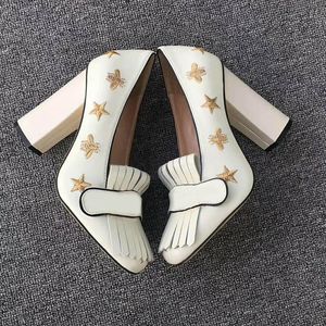 2021 Kvinnor Marmot Pumps Designer Loafer Skor Broderade läder Högklackat Dubbelvara Svart Vit Guld med bin och stjärnor NO28