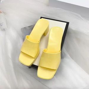 2022 Buty Projektant Damskie Grube Soft Sandals Heeled Pantofle Oryginalne Buty Jakości Luksusowa atmosfera