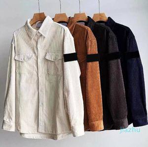 2022 Mens Casual T Shirts Corduroy Tjockad skjorta Blus Striped T Shirts Långärmad För Män Knapp Badge Dekoration Plus Storlek Mode Lapel