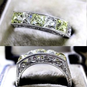 結婚指輪Huitan Luxury Princess Cut Cubic Zirconia Women Ring Aesthetic Accessories Party Jewelry Statem