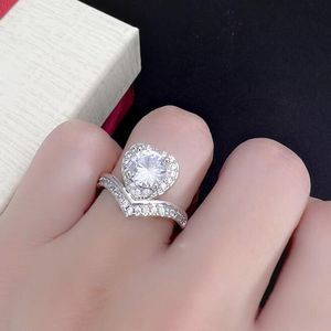 Mossanita Karat Heart Ring K Diamante quebrado Diamante grande anel de zircão em forma de V em V
