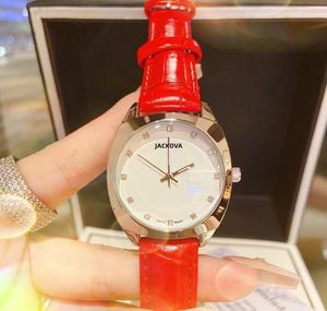 Популярные модные женские кварцевые часы 33 -миллиметровые кожаные цистальные дамы с супер красивыми прекрасными маленькими влюбленными тренда