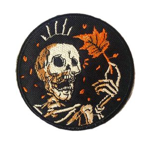 Sewing Notions Totenkopf mit herbstlichem Ahornblatt, Stickerei-Aufnäher für Kleidung, Hemden, Taschen, individueller Aufnäher zum Aufbügeln