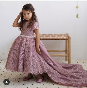 Dusty Pink High Low Flower Girls Dresses for Wedding Jewel Neck Short Sleeve Lace Appliques Toddler Pageant Dress Pearls Belt Kid Prom Gown