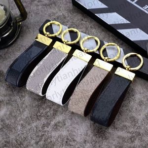 Designer nyckelring nyckel kedja spänne nyckelchains armbands mode klassiska varumärke tillbehör lyxiga officiella läder nyckeling hänge present bilväska nyckelchains juvel