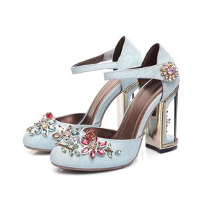 Mulheres Ladies Patente 2024 Sapatos de vestido genuínos 10cm CAGA DE ARMAS CHUCKLY HAPELA HAPELAGEM DIAMENTO ROUNTE DE CASAMENTO DE FUENHA FIFELHE Strap BEAD 3D FLOR RETRO MARY JANE VELOR