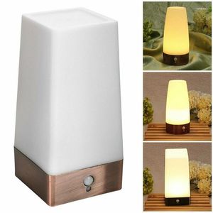 Candeeiros de mesa Sem fio PIR Sensor de movimento Luz LED Noite Lâmpada alimentada por bateria Branco quente Mesa de quarto para casa Quarto Candeeiros de mesaMesa