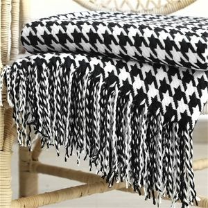 Klassisk svartvit Houndstooth Soffa -kast med tofsar Dekorativ soffa löpare filt säng täckning 220524