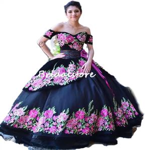 Charro Black Quinceanera Klänningar Mexikanskt Av Skulder Boll Gown Sweet 16 Dress Vintage Princess Korset Prom Kappor Plus Storlek Vestido de XV 15 Anos 2022 med bälte