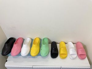 2022 En Son Tasarımcı Şık Erkekler Kadın Sandalet Terlik Klasik Gerçek Deri Kauçuk Slaytlar Platform Daireler Flip Flops Ayakkabı Spor Ayakkabı Botları Unisex Boyut 35-45