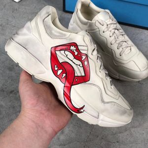 Designer Rhyton Sneakers Men Kvinnor Reflekterande Skor Äkta Läder Plattform Sneaker Skriv ut Röda Läppar Strawberry Canvas Trainers Old Dad Shoe No20