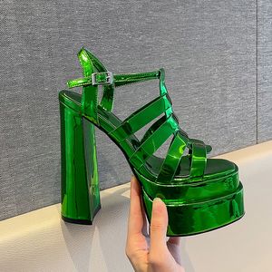섹시한 거울 가죽 플랫폼 샌들 로마 신발 2022 여름 새로운 두꺼운 하이힐 중공 여성 샌들