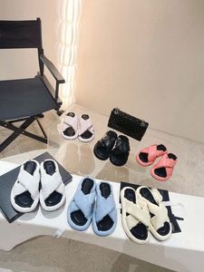 2023 Nuovo stilista sandals sandali lussuosi flip-flip-flops sera classico nero con un versatile versatile versatile pantofole monopezzo