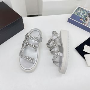 22SS Women Luxury Designers Ultralight Platform Hardware Chain Handals Velacroed Velcroed reled و Noble Open Open Shoes أحذية عالية الجودة