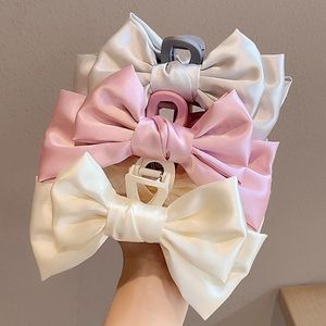 Satin Bow Hair Claws klämmor Kvinnor Girls Korean Elegant hårklipp Fast färg Stora hårnål Barrettes Styling Tool Hair Accessories