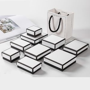 Presentförpackningslådor Shopping Paper Väskor med lock och svamp Fylld detaljhandel Smycken Förpackning för örhänge Ring Bracket Hängsmycke Halsband