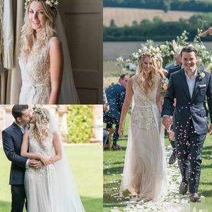 Boho Country Style Wedding Dresses 2022 Vintage Fairy Lace Floral V-ringning Full längd Country Beach Garden Bridal Reception klänning