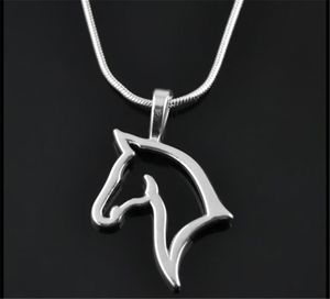 Collana con pendente a forma di cavallo animale carino alla moda per le donne Delicato colore argento catena di abbigliamento Costu