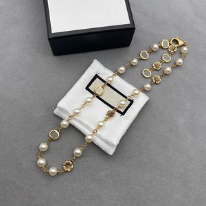 Classic Flower Necklace Women Designer smycken Gyllene kedja för kvinnors lyxbrev smycken med pärlhalsband parti 2204095wu