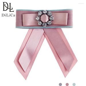 Stift broscher dilica mode kristallblomma för kvinnor uttalande slips brosch smycken klipp pin upp tillbehör broche seau2222