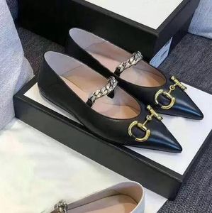 Роскошные плоские туфли дизайнер обувь направлена ​​на 100% подлинная кожаная металлическая цепь дамы ленивые буквы мул Принцесса Свадебные путешествия. Случайные туфли
