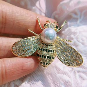 Spille di design con api carine con perle di lusso in cristallo brillante per il commercio all'ingrosso di gioielli con spilla per cappotto di moda da donna