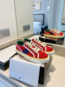 GGSHOES GUSSIE CANVASデザイナー女性Guxci Luxurys Tennis Shoes Man 1977 Canvas Shoes Green and Red Web Stripe Robber Stretch Cotton Low Platform Sneakerサイズ35