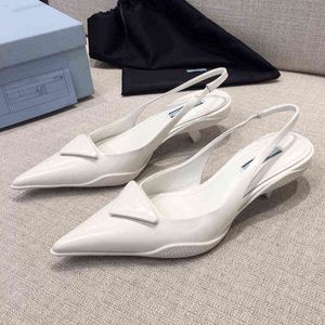 Triangelstandard spetsiga låga skor kvinnors nya netröda samma kvinnliga saga katthälsbrev sandaler