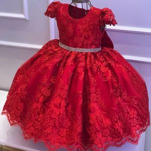Ny Amazing Lace Ball Gown Backless Flower Girl Dresses for Wedding Red Toddler Pagant Klänningar med Bow Golv Längd Kids Prom Dress