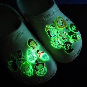 MOQ 50sts fluorescerande 2D Soft PVC Croc Jibz Horrible Movies Character Glow In the Dark Shoe Charms Spännen Lysande CLog Shoe Accessories Decorations Fit Sandals